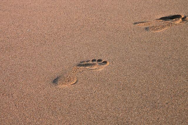 Traces de pieds sur la sable.(Image d'illustration)