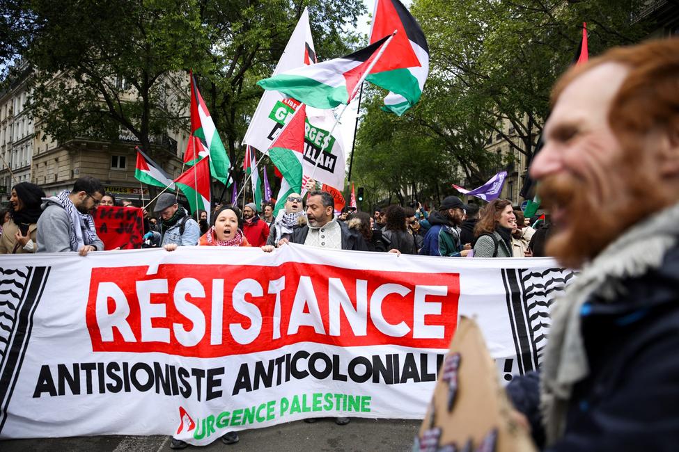 Des manifestants scandent des slogans en brandissant une banderole « Résistance antisioniste anticolonialiste » lors d'une manifestation « contre le racisme et l'islamophobie », organisée par différentes organisations à Paris le 21 avril 2024. 