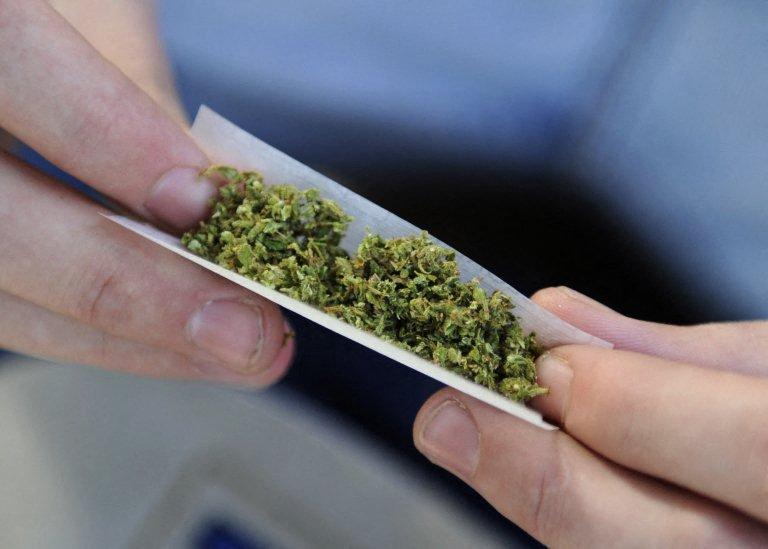 Un jeune homme s'apprête à fumer de la matijuana lors d'une manifestation pour la légalisation du cannabis sur la Plaza de Mayo à Buenos Aires.