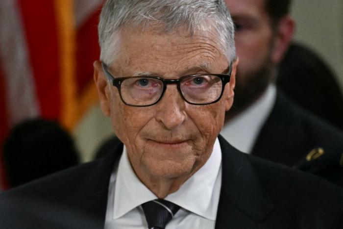 Le cofondateur de Microsoft, Bill Gates, quitte le Capitole à Washington, le 10 juin 2026, après une audition à huis clos devant la commission de contrôle de la Chambre des représentants américaine.

Bill Gates a affirmé n'avoir « fait de mal à personne » au moment de commencer son témoignage à huis clos devant les parlementaires américains concernant sa relation avec Jeffrey Epstein.