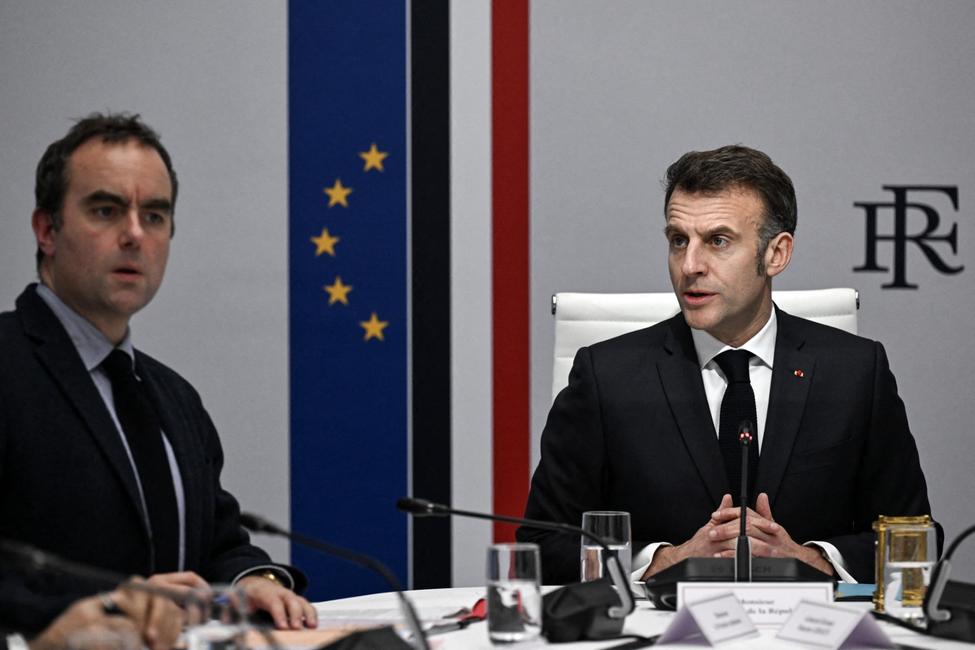 Emmanuel Macron s'exprime lors d'une réunion du Conseil de défense au palais de l'Élysée à Paris, le 28 février 2026, à la suite de frappes américaines et israéliennes contre l'Iran.