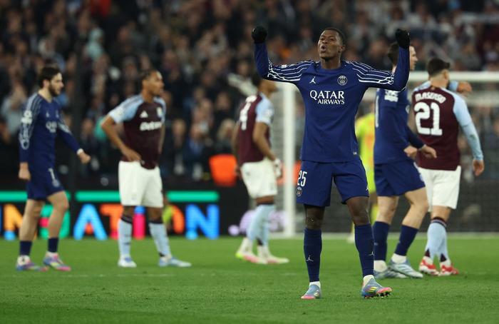 Le défenseur portugais du Paris Saint-Germain Nuno Mendes lors du match retour des quarts de finale de l'UEFA Champions League entre Aston Villa et le Paris Saint-Germain à Villa Park à Birmingham, le 15 avril 2025.