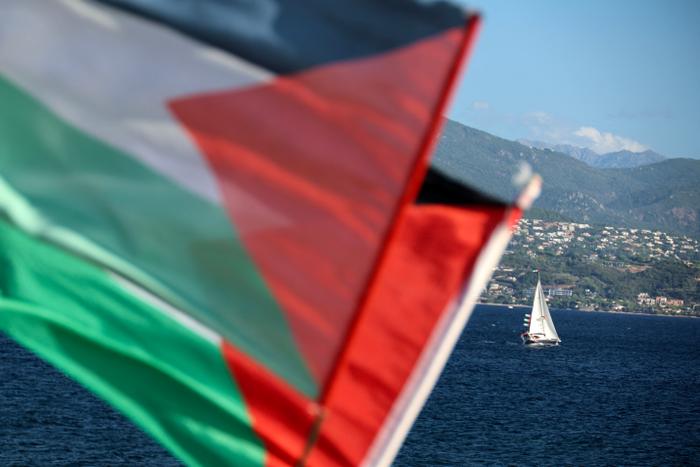 Des drapeaux palestiniens au premier plan alors qu'une flottille part pour Gaza, transportant de l'aide humanitaire et des militants, à Ajaccio, en Corse, le 12 septembre 2025.