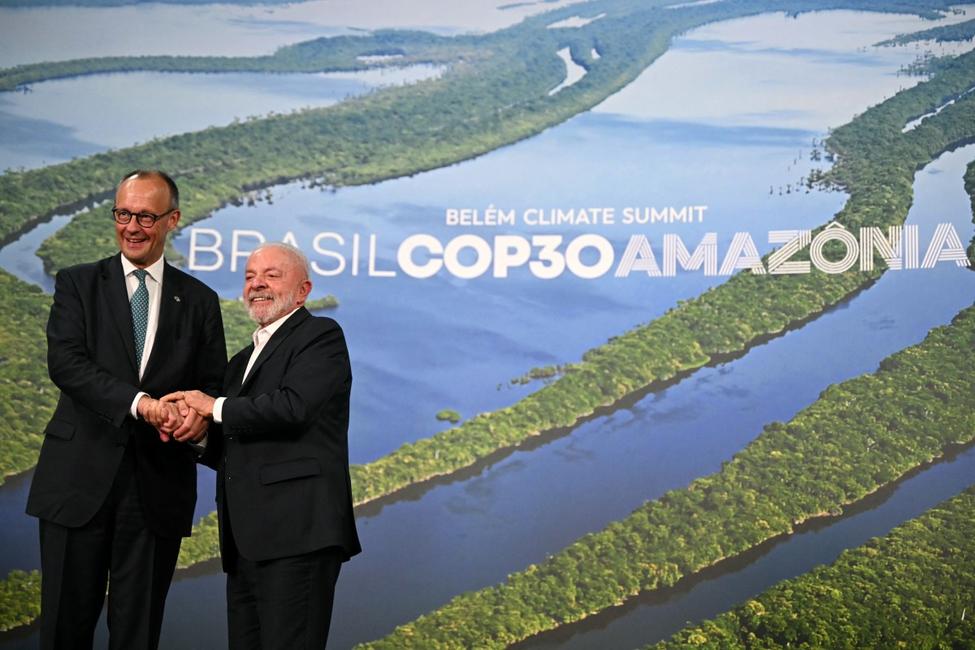 Le chancelier allemand Friedrich Merz et le président brésilien Luiz Inácio Lula da Silva se serrent la main après une rencontre bilatérale avant le début de la COP30, la conférence des Nations Unies sur le climat, à Belém, au Brésil, le 7 novembre 2025.