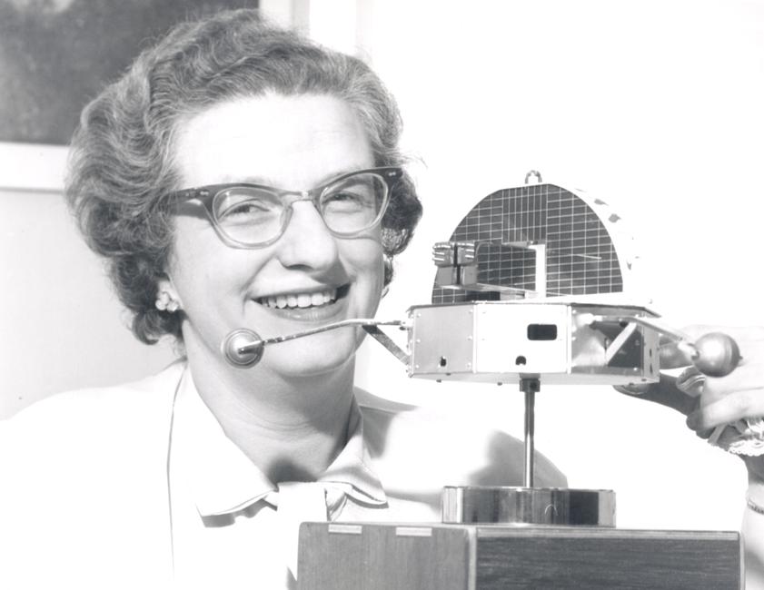 Le Dr Nancy Roman, l'une des plus éminentes scientifiques du programme spatial américain, est photographiée aux côtés d'une maquette de l'Observatoire solaire en orbite (OSO). Date inconnue.