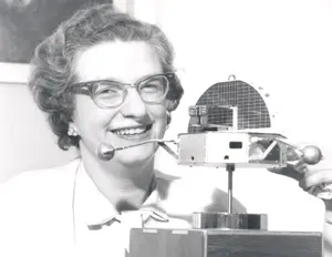 Le Dr Nancy Roman, l'une des plus éminentes scientifiques du programme spatial américain, est photographiée aux côtés d'une maquette de l'Observatoire solaire en orbite (OSO). Date inconnue.