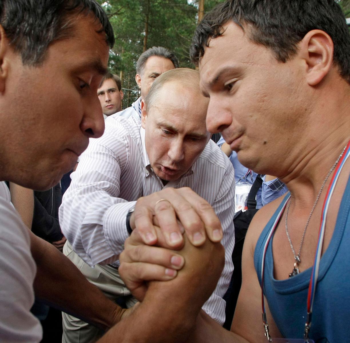 Le président russe Vladimir Poutine assiste à un match de bras de fer (photo d'illustration).