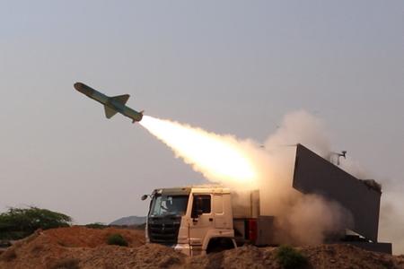 Cette photo diffusée par Sepanews, le site officiel du Corps des gardiens de la révolution iranienne (CGRI), le 17 février 2026, montre le tir d'une roquette lors d'un exercice militaire mené par des membres du CGRI et de la marine dans le détroit d'Ormuz.