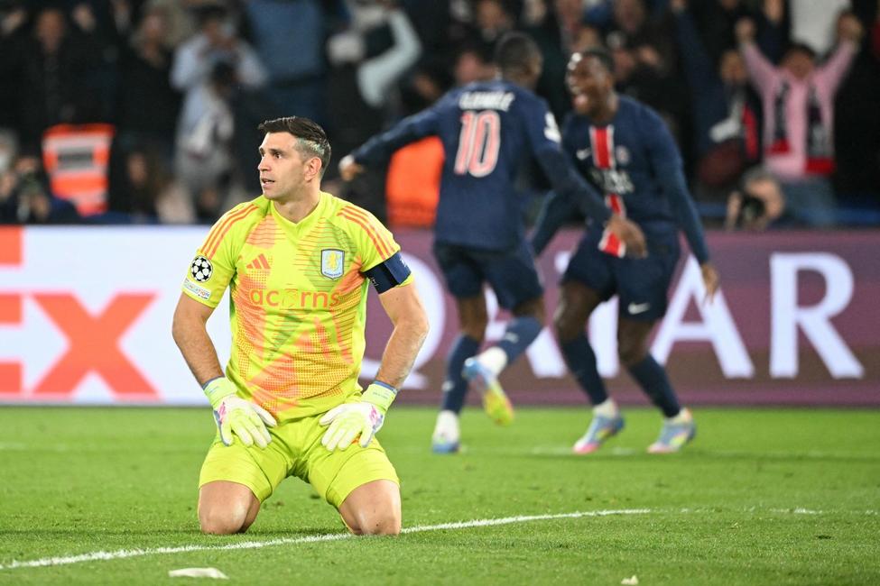 Le gardien d'Aston Villa, Emiliano Martinez, après avoir encaissé le troisième but du Paris Saint-Germain lors du match aller entre le PSG et Aston Villa au stade du Parc des Princes à Paris, le 9 avril 2025.
