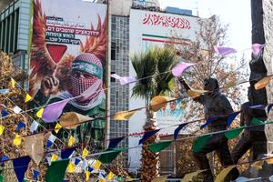 Une grande banderole anti-israélienne représentant un combattant palestinien, accompagnée du slogan en persan et en hébreu « Voix infinie de la résistance », a été installée sur la place de la Palestine à Téhéran le 31 décembre 2025. Le même jour, l’agence de renseignement israélienne Mossad a lancé un appel direct aux Iraniens, les exhortant à poursuivre les manifestations et affirmant les soutenir « sur le terrain », alors que la contestation s’étendait dans la capitale, Téhéran, et dans d’autres villes du pays.
Les protestations ont débuté le 28 décembre 2025, lorsque des commerçants de Téhéran se sont mobilisés contre la dégradation de la situation économique. Le mouvement s’est depuis propagé à d’autres villes, entraînant également des étudiants. (Image d'illustration)