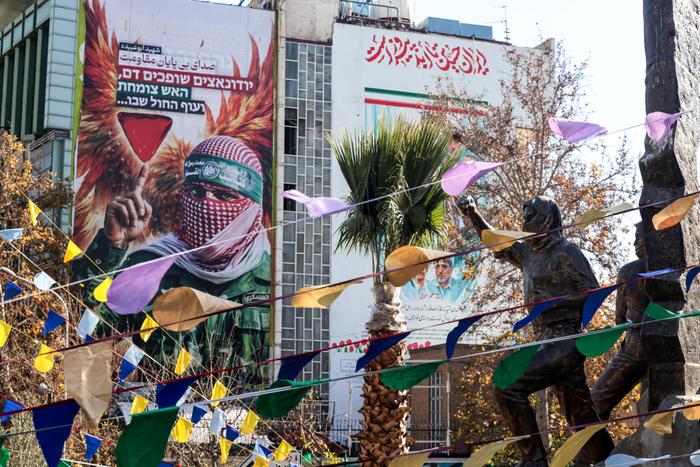 Une grande banderole anti-israélienne représentant un combattant palestinien, accompagnée du slogan en persan et en hébreu « Voix infinie de la résistance », a été installée sur la place de la Palestine à Téhéran le 31 décembre 2025. Le même jour, l’agence de renseignement israélienne Mossad a lancé un appel direct aux Iraniens, les exhortant à poursuivre les manifestations et affirmant les soutenir « sur le terrain », alors que la contestation s’étendait dans la capitale, Téhéran, et dans d’autres villes du pays.
Les protestations ont débuté le 28 décembre 2025, lorsque des commerçants de Téhéran se sont mobilisés contre la dégradation de la situation économique. Le mouvement s’est depuis propagé à d’autres villes, entraînant également des étudiants. (Image d'illustration)