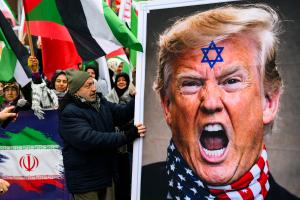 Un manifestant brandit une photo du président américain Donald Trump lors d'une manifestation anti-américaine devant le consulat américain à Istanbul, le 1er février 2026.