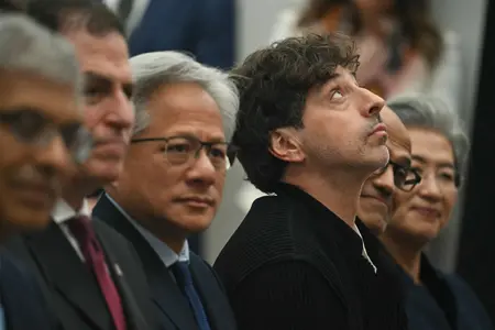 De gauche à droite) Jayanta Bhattacharya, directeur des Instituts nationaux de la santé américains, Michael Dell, PDG de Dell Technologies, Jensen Huang, PDG de Nvidia, l'entrepreneur Sergey Brin, Satya Nadella, PDG de Microsoft, et Lisa Su, PDG d'AMD, assistent au « Sommet sur l'âge d'or de l'innovation américaine » à l'Institut de la paix à Washington, D.C., le 8 octobre 2026.