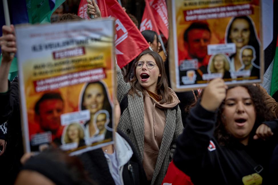 Des étudiants scandent des slogans alors qu'ils manifestent devant l'Université de la Sorbonne dans le cadre de la poursuite des manifestations contre les réformes budgétaires du gouvernement français, à Paris, le 25 septembre 2025.