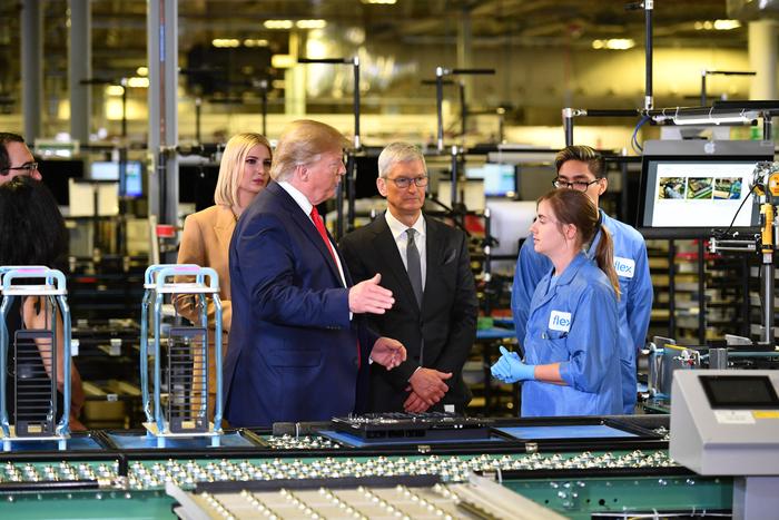 Donald Trump et le PDG d'Apple Tim Cook visitent l'usine de fabrication d'ordinateurs Flextronics où sont assemblés les Mac Pro d'Apple à Austin, au Texas, en novembre 2019.