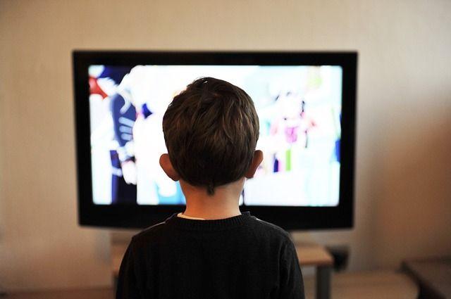 Un enfant regardant la télévision. (Image d'illustration)