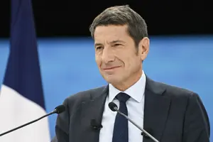 David Lisnard prononce un discours lors du 107e Congrès des maires au parc des expositions Paris Expo Porte de Versailles, à Paris, le 20 novembre 2025.