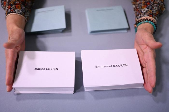 Marine Le Pen Emmanuel Macron AFP