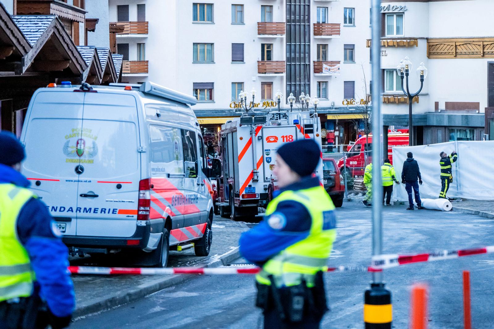 Des policiers montent la garde sur le site de l'incendie qui a ravagé le bar Le Constellation à Crans-Montana le 1er janvier 2026.