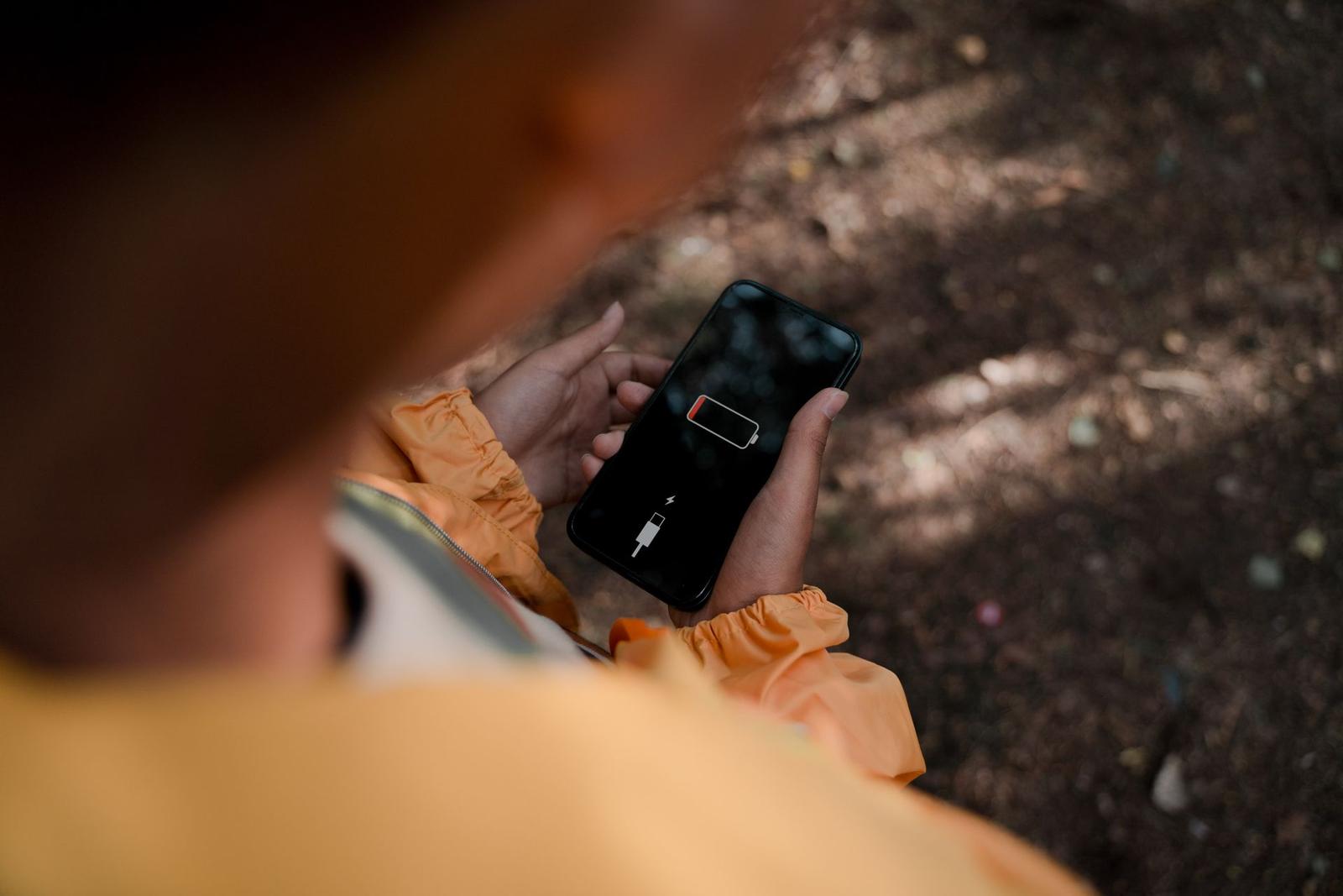 Les batteries lithium-ion équipent nos téléphones, ordinateurs portables et véhicules électriques. Cependant, cette technologie repose sur des matériaux coûteux et géographiquement concentrés, comme le lithium et le cobalt.