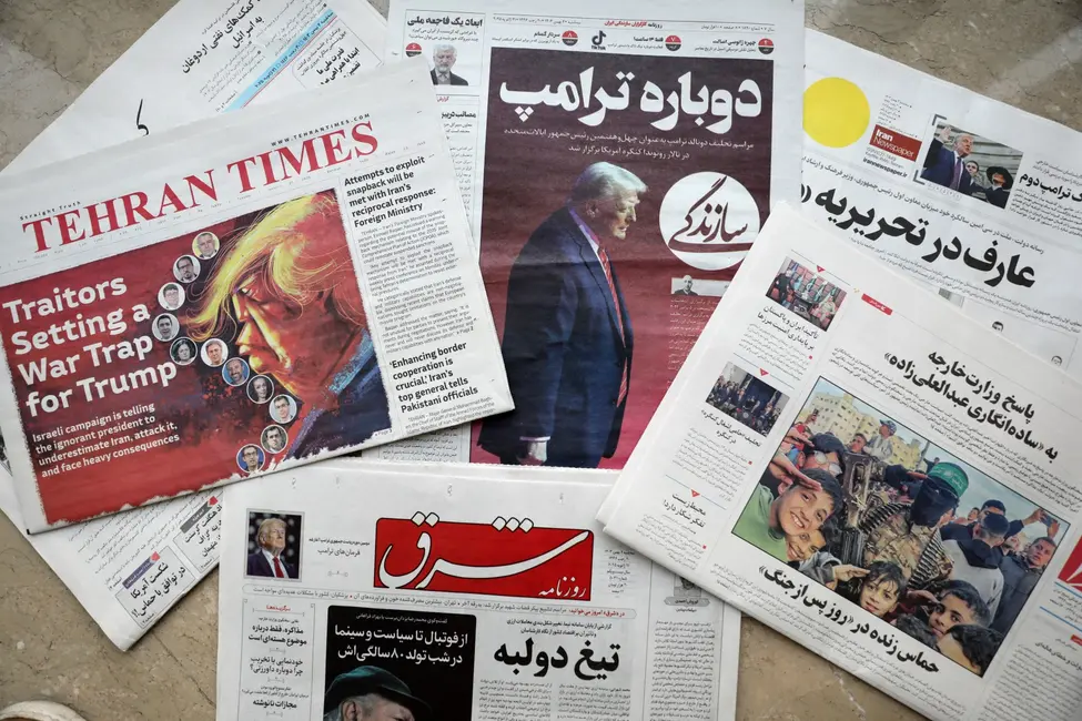 Une photo montre des exemplaires de journaux quotidiens iraniens dans un kiosque à Téhéran, le 21 janvier 2025.