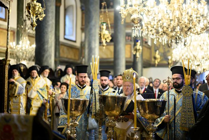 Le patriarche œcuménique grec orthodoxe Bartholomée Ier de Constantinople (au centre-droit) préside la messe de l’Épiphanie à l’église patriarcale Saint-Georges, lors des célébrations de l’Épiphanie à Istanbul, le 6 janvier 2025.