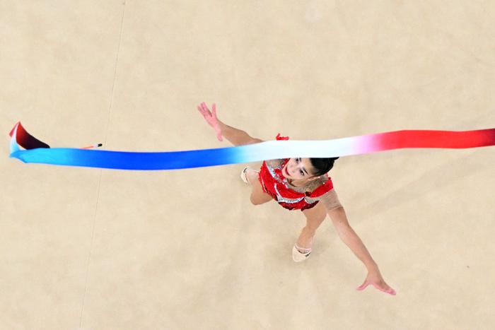 L'Italienne Sofia Raffaeli participe à la finale du concours général individuel de gymnastique rythmique lors des Jeux Olympiques de Paris 2024, le 9 août 2024.