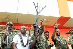Des soldats de l'armée soudanaise à Salha, au sud d'Omdurman, un jour après avoir repris la ville aux forces paramilitaires de soutien rapide (RSF), le 21 mai 2025.