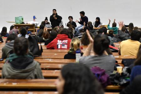 Des étudiants lors d'une assemblée générale à l'université de Nanterre, le 15 mai 2018, une semaine après avoir voté un blocage illimité de leur établissement pendant la période partielle, pour protester contre les réformes de l'enseignement supérieur (image d'illustration).
