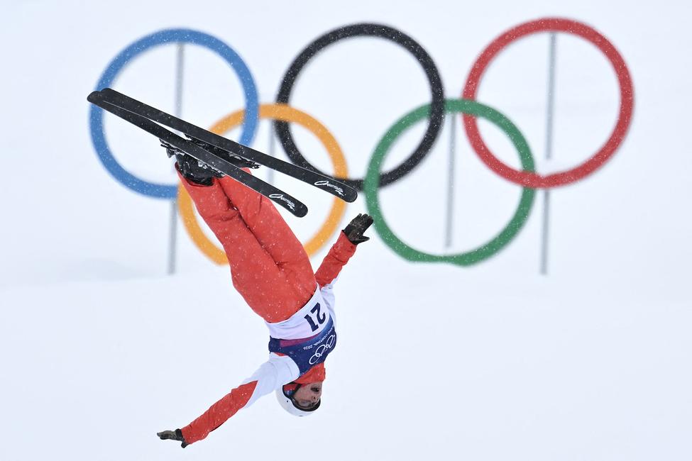 La Suissesse Lina Kozomara s'échauffe avant la première épreuve de qualification féminine de ski acrobatique lors des Jeux olympiques d'hiver de Milan-Cortina 2026 à Livigno, le 17 février 2026.