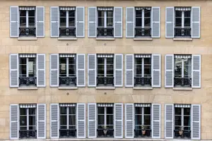 Une photographie montre des façades d’immeubles parisiens, à Paris, le 27 avril 2023.