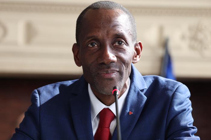 Le maire de Saint-Denis, Bally Bagayoko, préside la première séance du nouveau conseil municipal élu à Saint-Denis, en banlieue parisienne, le 21 mars 2026.