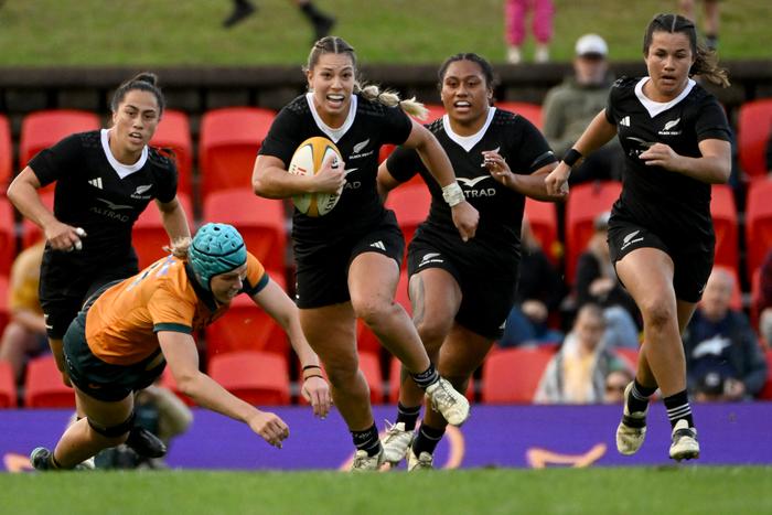 La Néo-Zélandaise Amy du Plessis porte le ballon lors du match de rugby féminin de la Pacific Four Test Series entre l’Australie et la Nouvelle-Zélande, au McDonald Jones Stadium de Newcastle, le 10 mai 2025. (Image d'illustration)