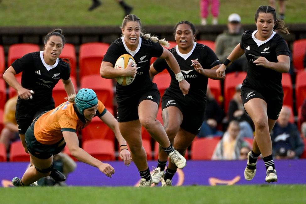 La Néo-Zélandaise Amy du Plessis porte le ballon lors du match de rugby féminin de la Pacific Four Test Series entre l’Australie et la Nouvelle-Zélande, au McDonald Jones Stadium de Newcastle, le 10 mai 2025. (Image d'illustration)