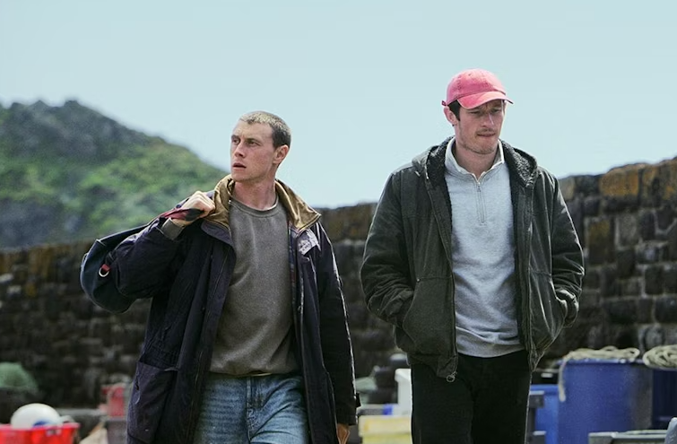 George MacKay et Callum Turner dans Rose of Nevada. 