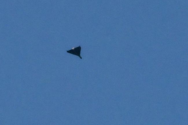 Un drone russe survole Kyiv lors de frappes de drones et de missiles, le 7 septembre 2025, dans le contexte de l’invasion russe de l’Ukraine. Selon les autorités, la Russie a lancé tôt le 7 septembre sa plus vaste salve aérienne jamais menée contre l’Ukraine, incendiant le siège du gouvernement ukrainien à Kyiv.