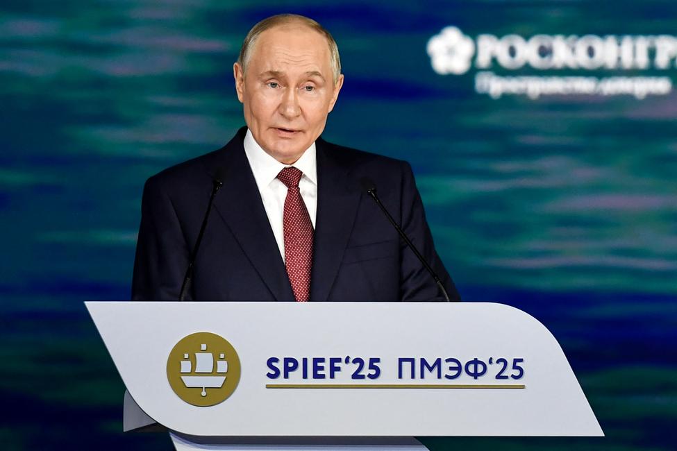 Vladimir Poutine s'exprime lors de la séance plénière du Forum économique international de Saint-Pétersbourg (SPIEF), le 20 juin 2025.