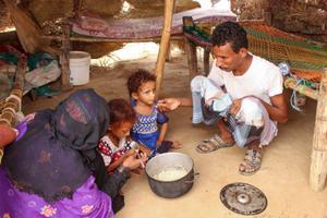 Samar Ali Jaidi, une fillette de 7 ans souffrant de malnutrition mange aux côtés de sa famille dans un camp de déplacés qui ont fuit les conflits, dans la province de Hajjah au Yémen, le 28 septembre 2019.