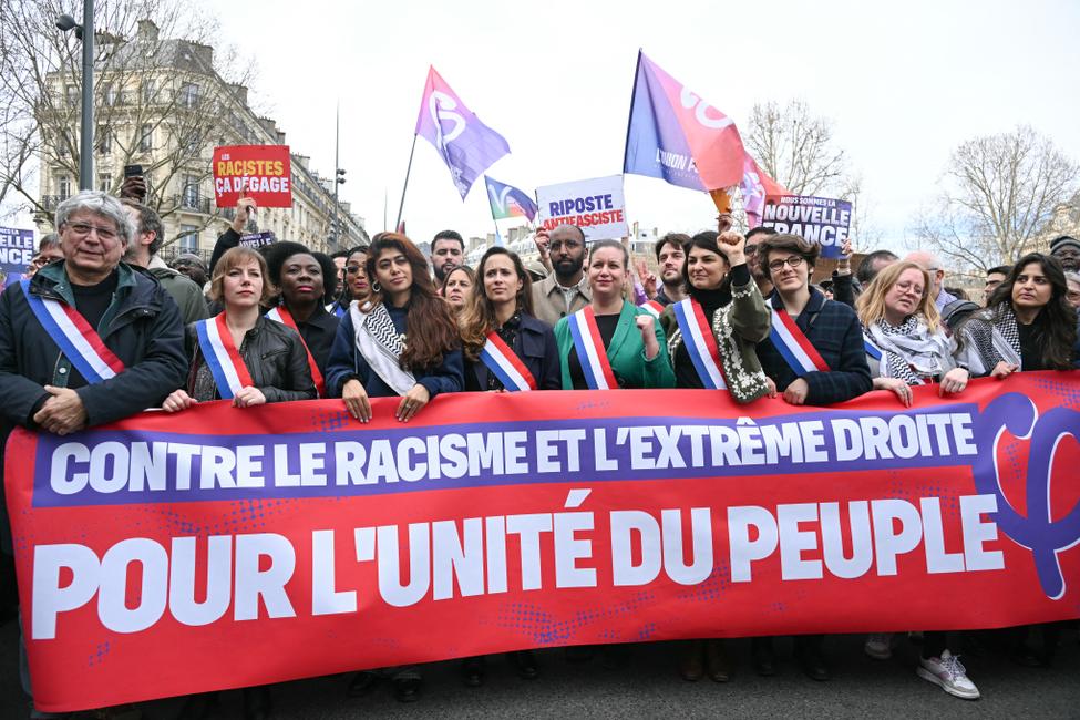 Eric Coquerel, Sarah Legrain, Danièle Obono, Rima Hassan, Clémence Guetté, Mathilde Panot sont présents dans le cortège de la manifestation sur la place de la République à Paris le 22 mars 2025, dans le cadre de la journée internationale contre le racisme et le fascisme.