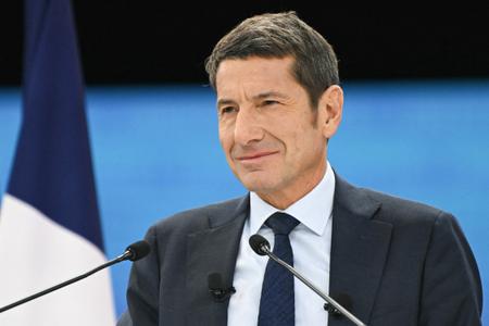 Le président de l'Association des maires de France (AMF), David Lisnard, prononce un discours lors du 107e Congrès des maires au centre de congrès Paris Expo Porte de Versailles à Paris, le 20 novembre 2025.