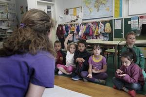 Des élèves assistent aux cours à l'école publique San Agustín de La Orotava, sur l'île espagnole de Tenerife, dans l'archipel des Canaries.