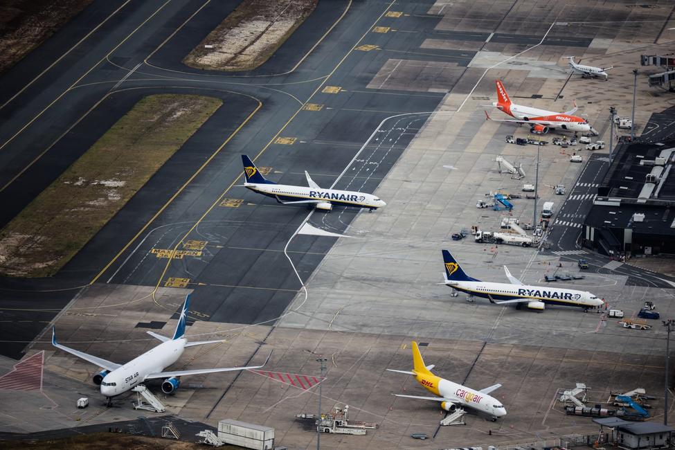 Une vue aérienne montre des avions sur le tarmac de l'aéroport de Bordeaux-Mérignac à Mérignac, dans le sud-ouest de la France.