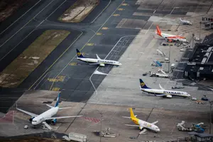 Une vue aérienne montre des avions sur le tarmac de l'aéroport de Bordeaux-Mérignac à Mérignac, dans le sud-ouest de la France.