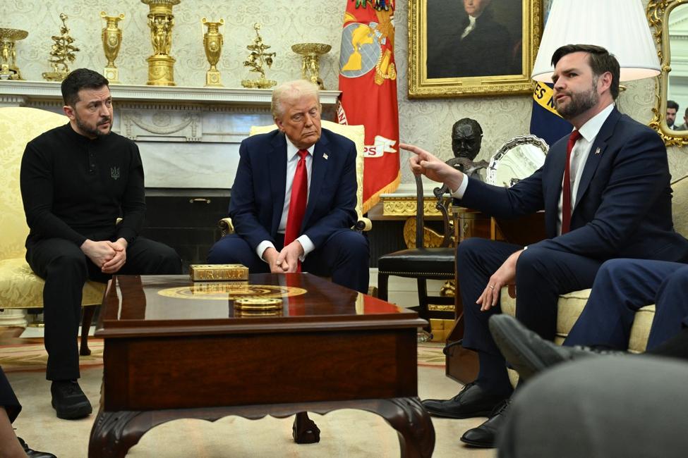 Le président américain Donald Trump et le président ukrainien Volodymyr Zelensky écoutent le vice-président JD Vance lors de leur rencontre dans le bureau ovale de la Maison Blanche à Washington, DC, le 28 février 2025.