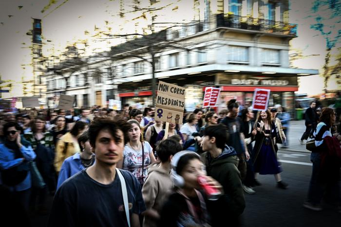 Une manifestante tient une pancarte sur laquelle est écrit « Mon corps, mes droits » lors d'une manifestation dans le cadre de la Journée internationale des droits des femmes 2025 à Paris, le 8 mars 2025.