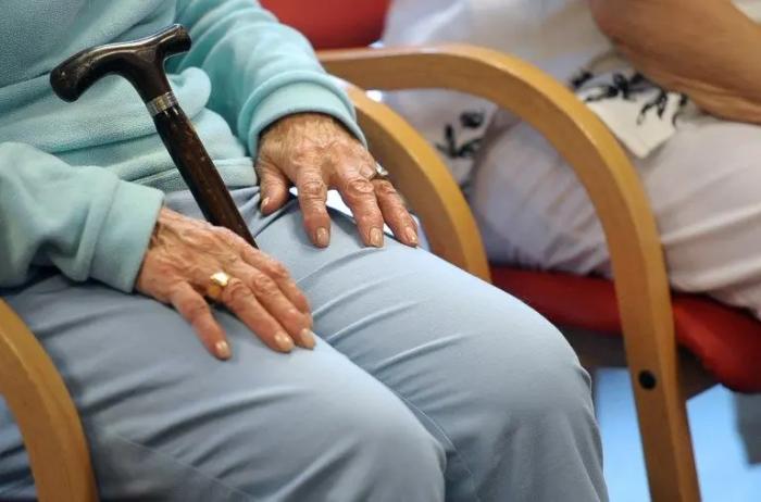 De nombreux membres du personnel soignant estiment qu'ils ne sont pas suffisamment formés pour bien s'occuper des personnes atteintes de démence.