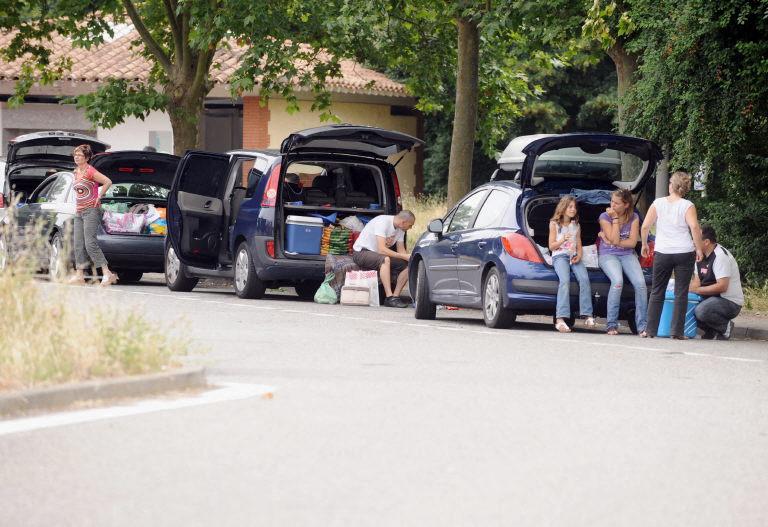 Des familles sur la route des vacances font une pause sur une aire de repos de l'Autoroute des Deux Mers, entre Toulouse et Carcassonne.