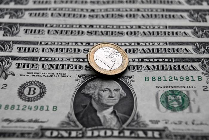 Une pièce d'un euro et des billets de banque en dollars américains (image d'illustration) .