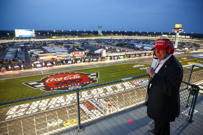 Donald Trump présent lors de la course NASCAR Cup Series Coca-Cola 600 au Charlotte Motor Speedway le 26 mai 2024 à Concord, en Caroline du Nord.