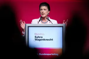 Sahra Wagenknecht, cofondatrice et coprésidente du BSW, prononce un discours lors du congrès fédéral de l'Alliance Sahra Wagenknecht (BSW) — un parti populiste de gauche — à Magdebourg, dans l'est de l'Allemagne, le 6 décembre 2025.